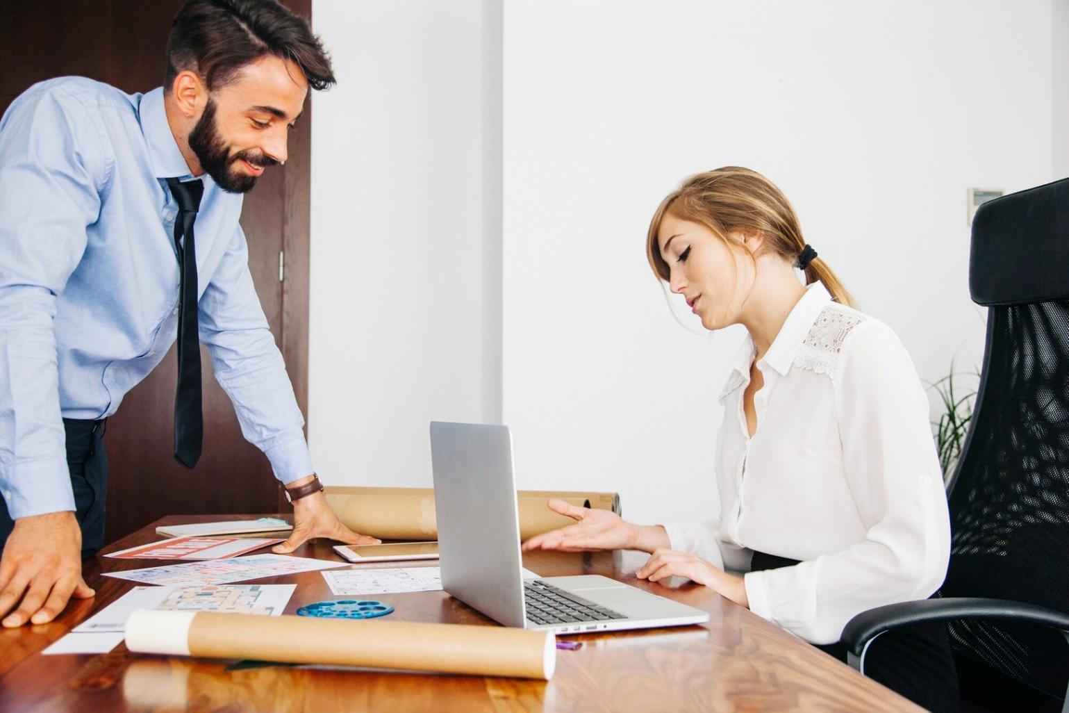 Étudiants analysant des graphiques financiers lors d'un cours pratique sur les stratégies d'épargne